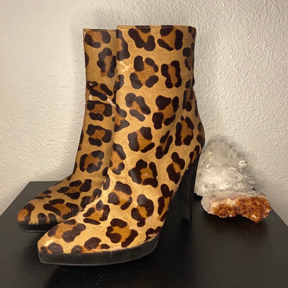 Beautiful! 8M Stuart Weitzman Calf Hair Leopard Booties